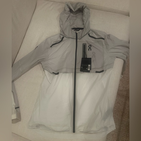 NWT On cloud windbreaker - Picture 4 of 5